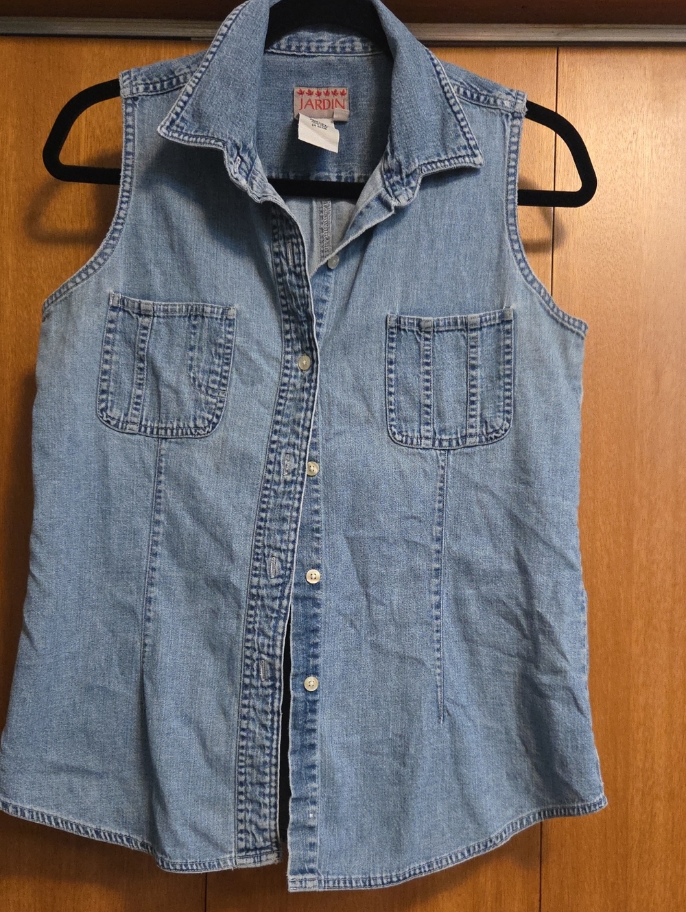Jardin Sleeveless Light Blue Denim Button-Front Shirt